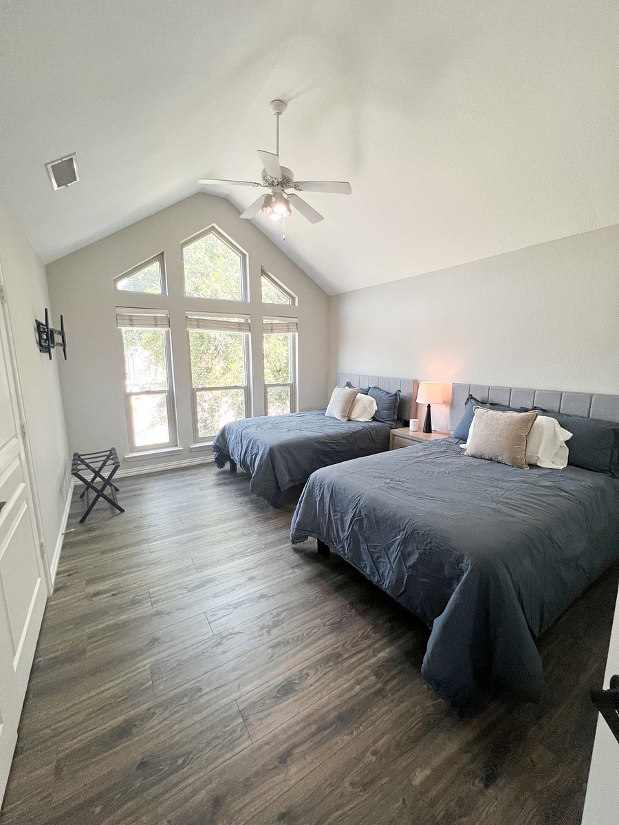 Upstairs 2 Twin Bedroom