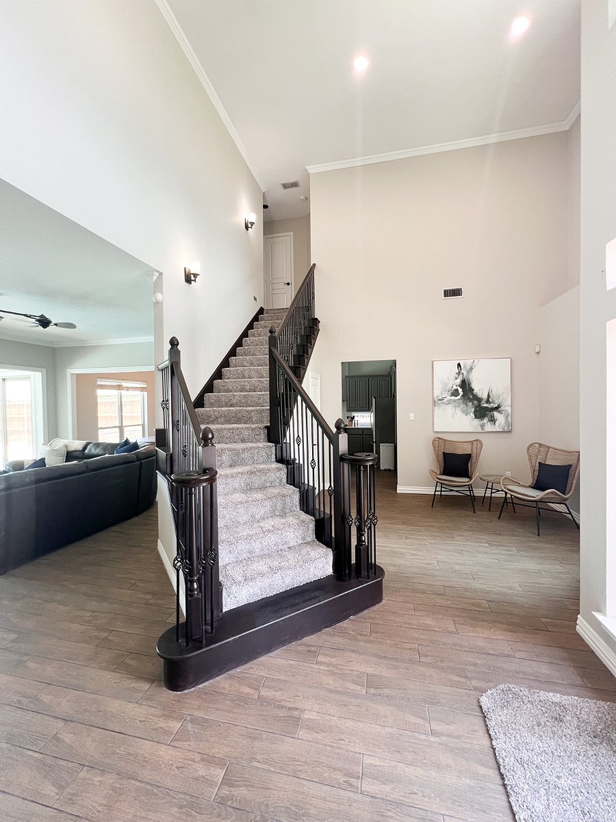 Entry Way - Sitting Area