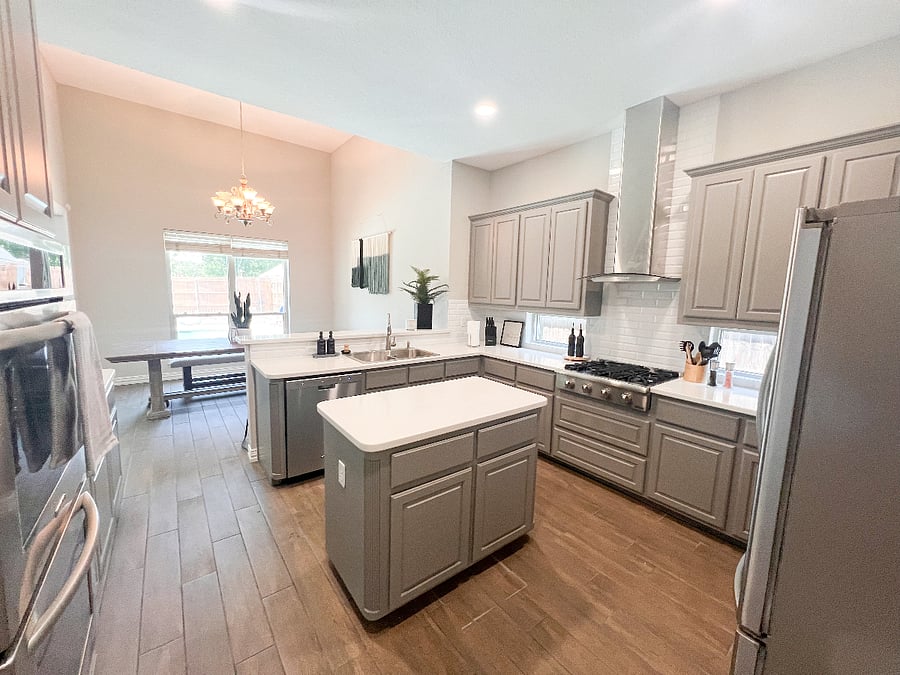 Fully Stocked Kitchen 
