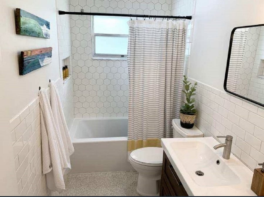 Hall bathroom: dual vanities + tub w/ removable shower head 