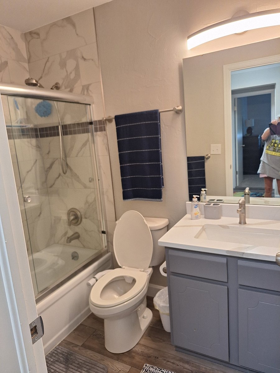 Hall/guest bath with tub
