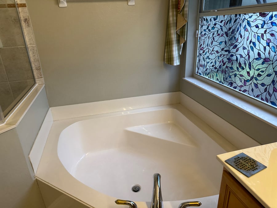 Master bathroom Tub