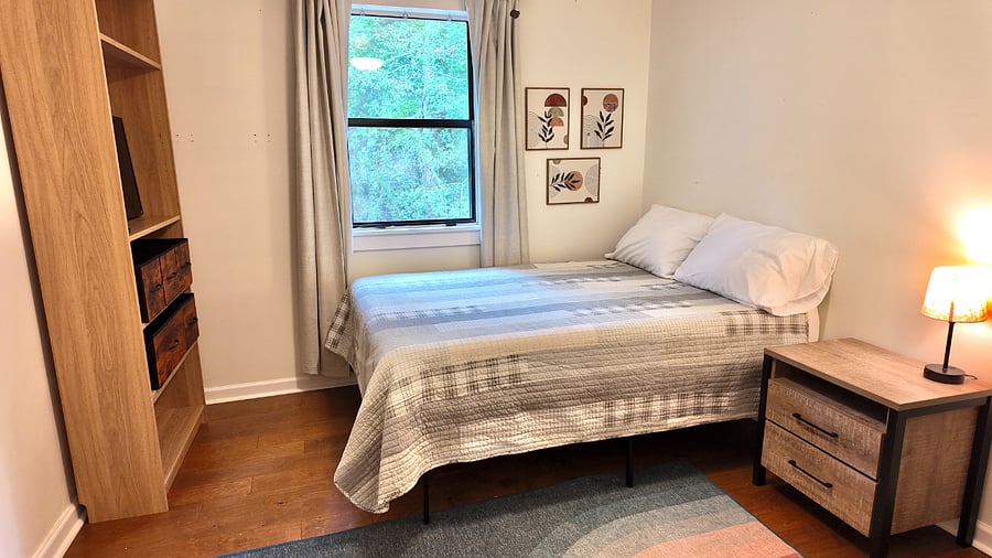 2nd bedroom: Full sized bed, blackout curtains, Smart TV, Workspace