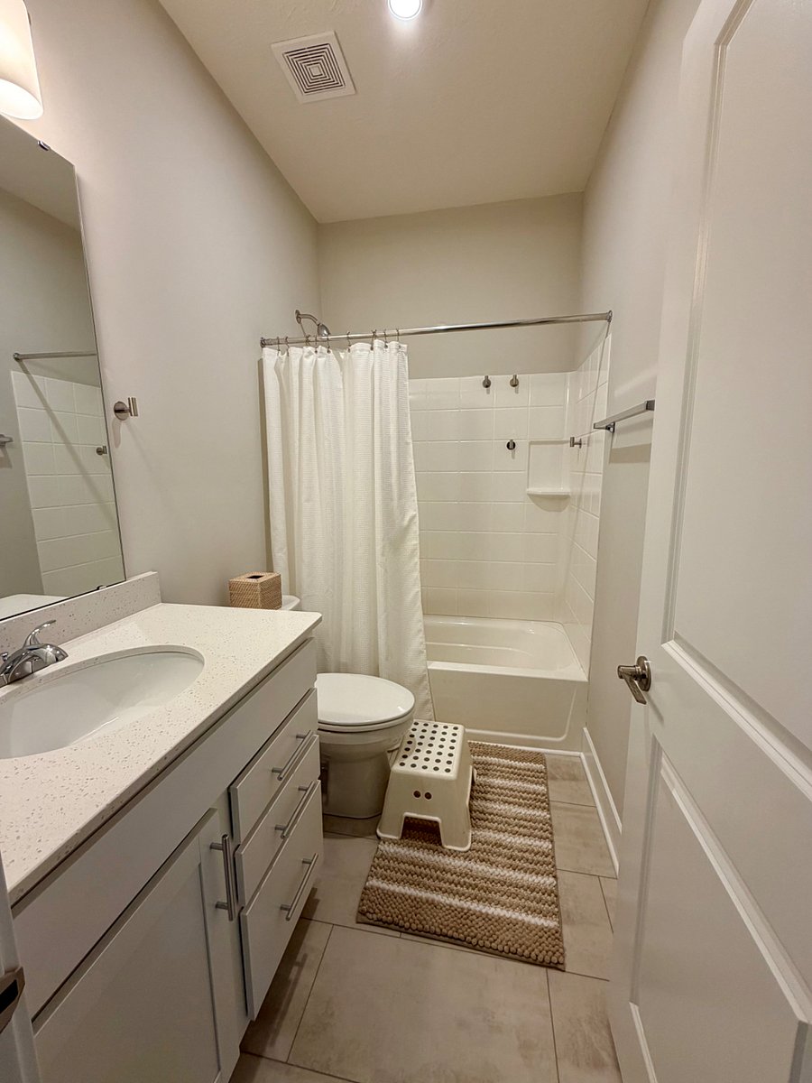Almost ensuite adjacent to the kid's and guest bedrooms.