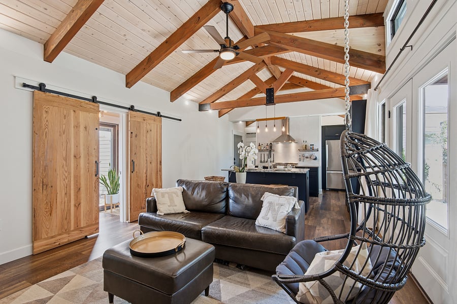 FL1: Vaulted wood ceilings, natural light