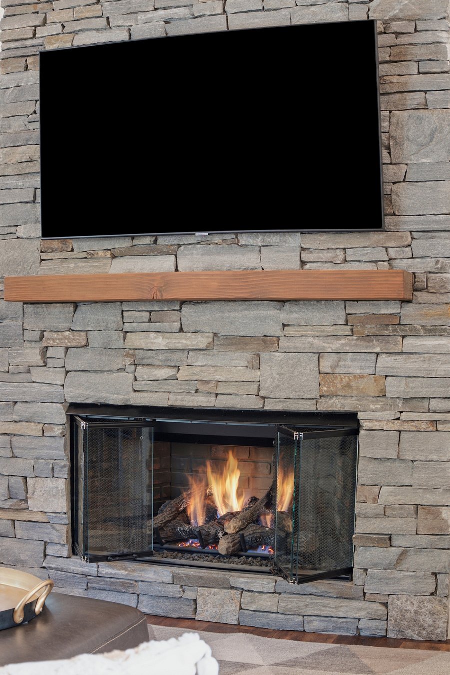 FL1: Flatscreen television, gas fireplace