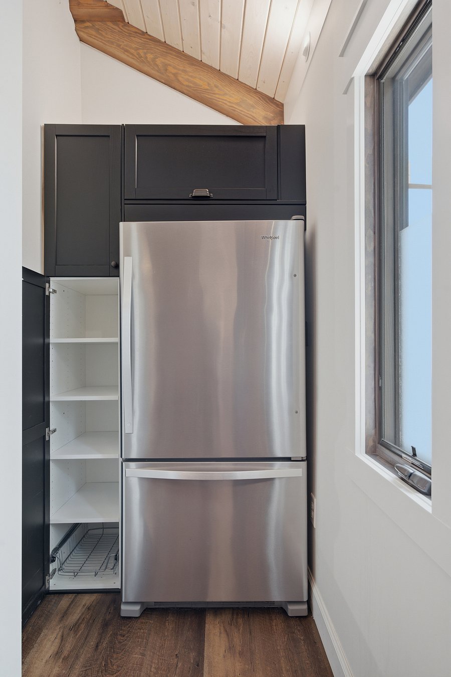 FL1: Stainless ref./freezer, automatic ice maker, pantry storage