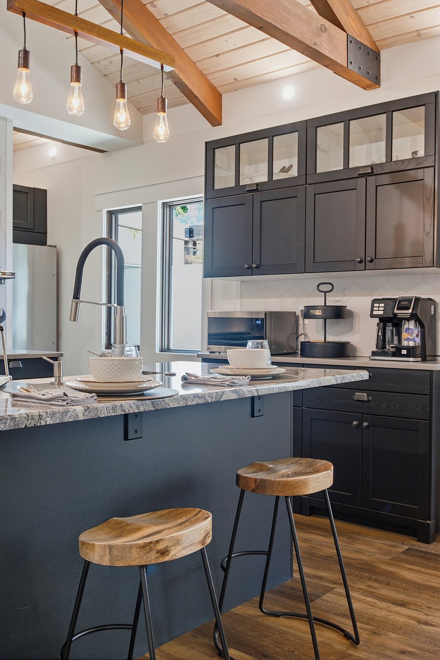 FL1: Granite island, counter seating
