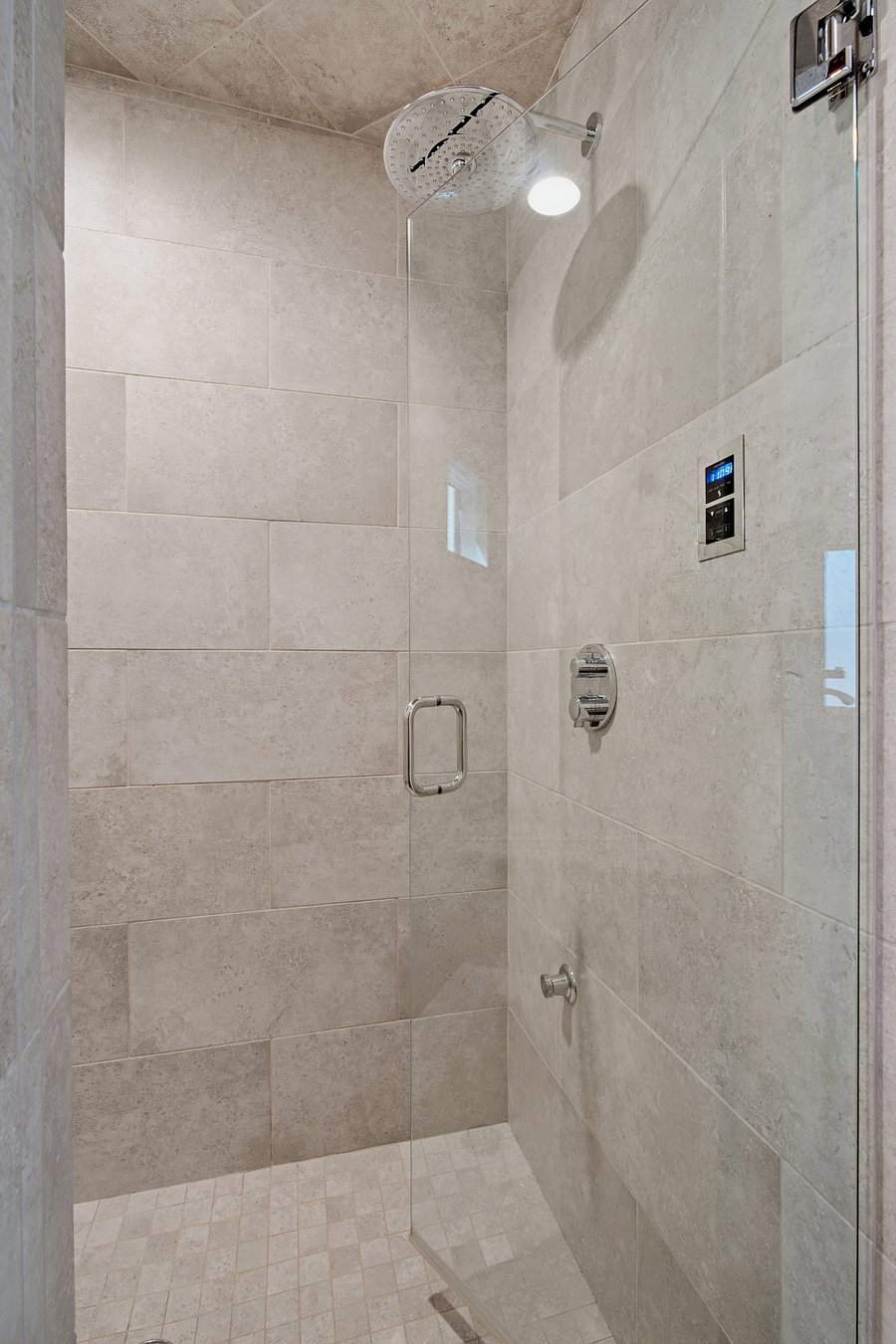 BA1: Steam shower (bench inside)