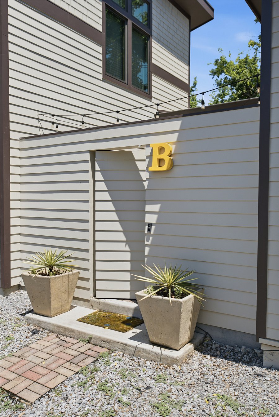2nd floor entrance from alley