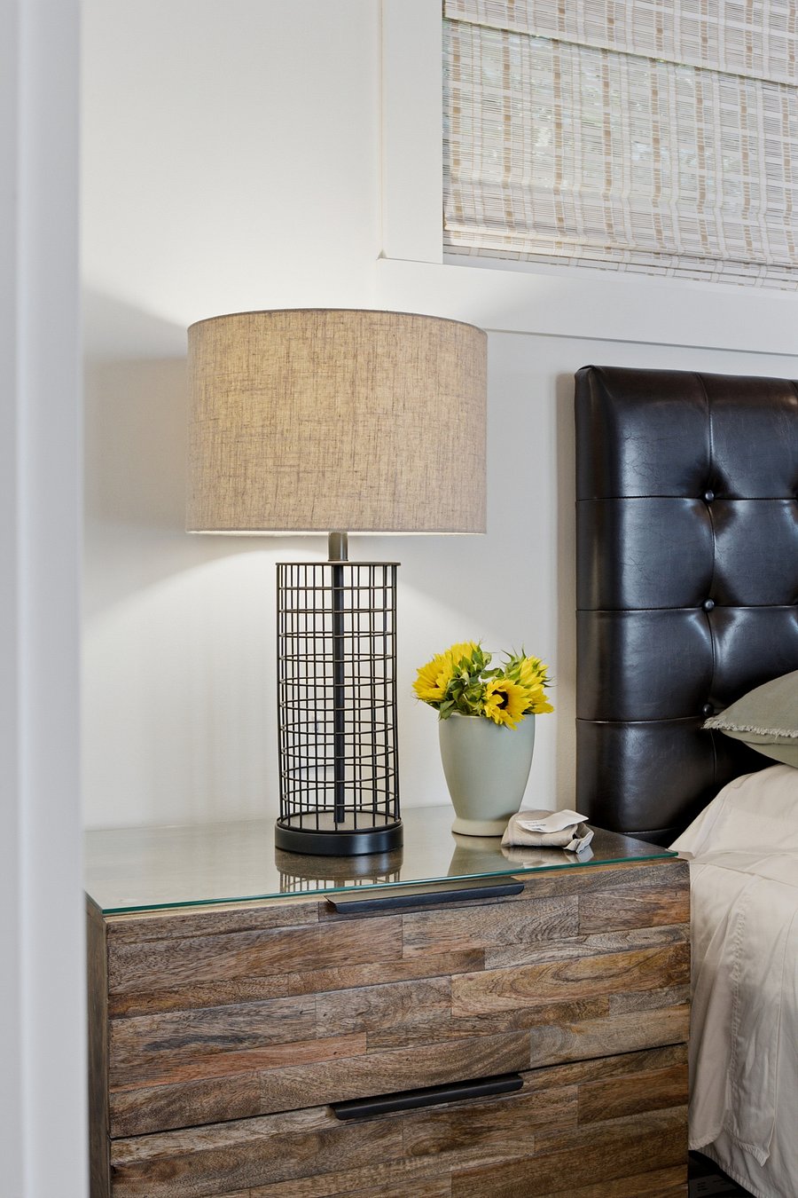 BD1: Twin nightstands, bedside lamps