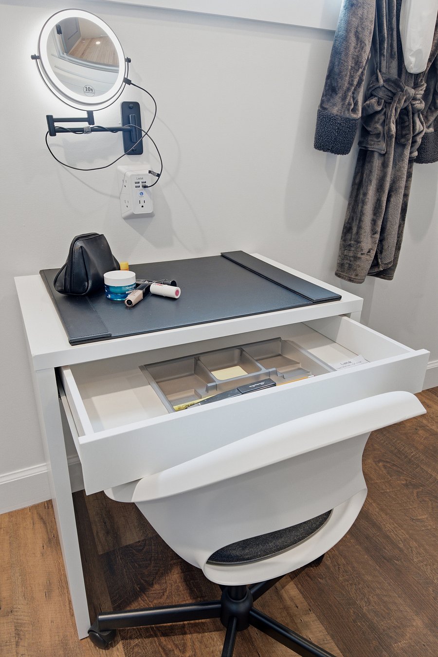 BD1: Desk and/or make-up vanity, magnifying mirror