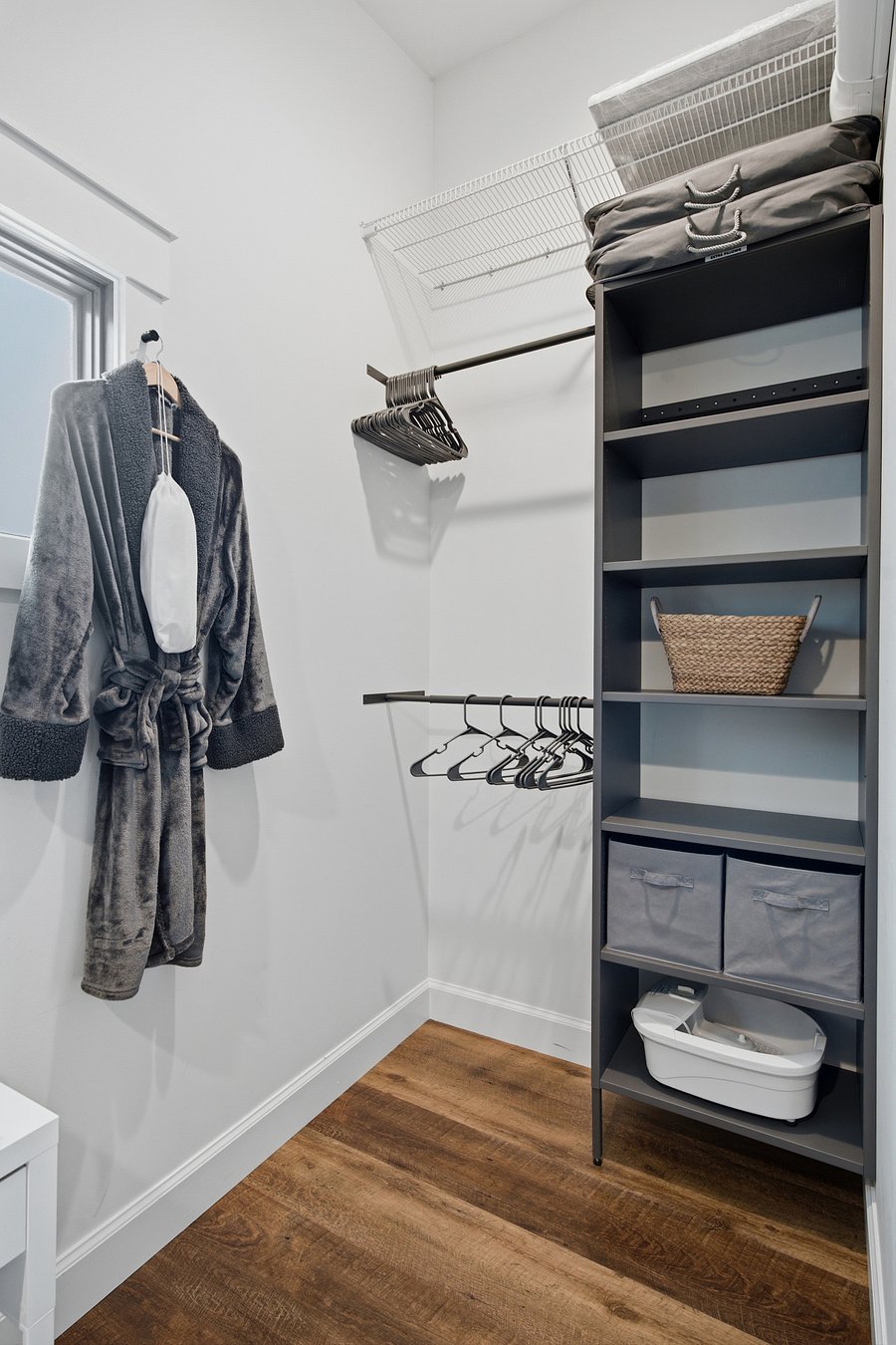 BD1: Clothing storage, hangers, comfy robe