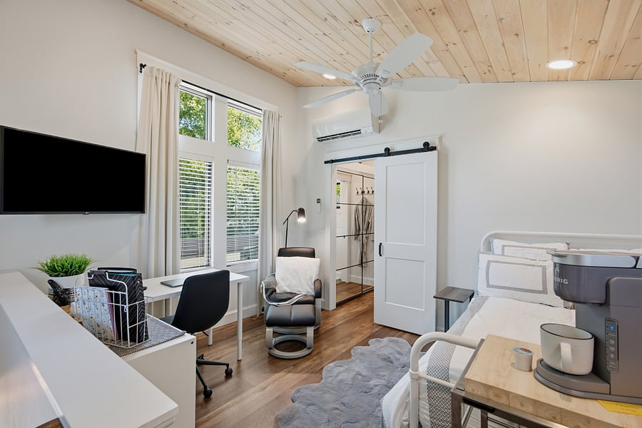 FL2: Self-contained efficiency apartment with treetop views