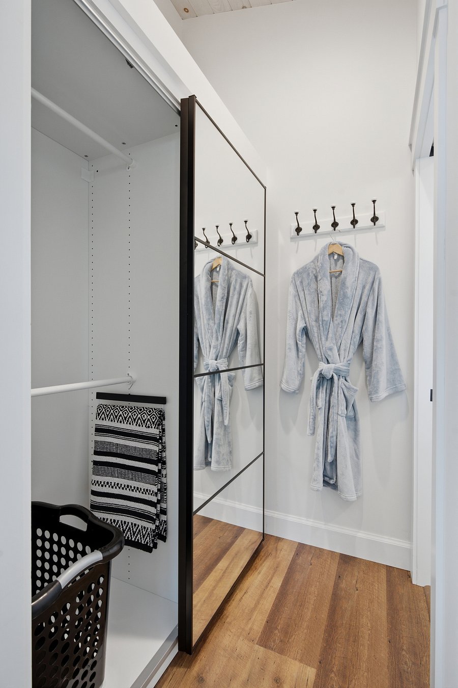 FL2: Hanging storage, cozy bathrobe