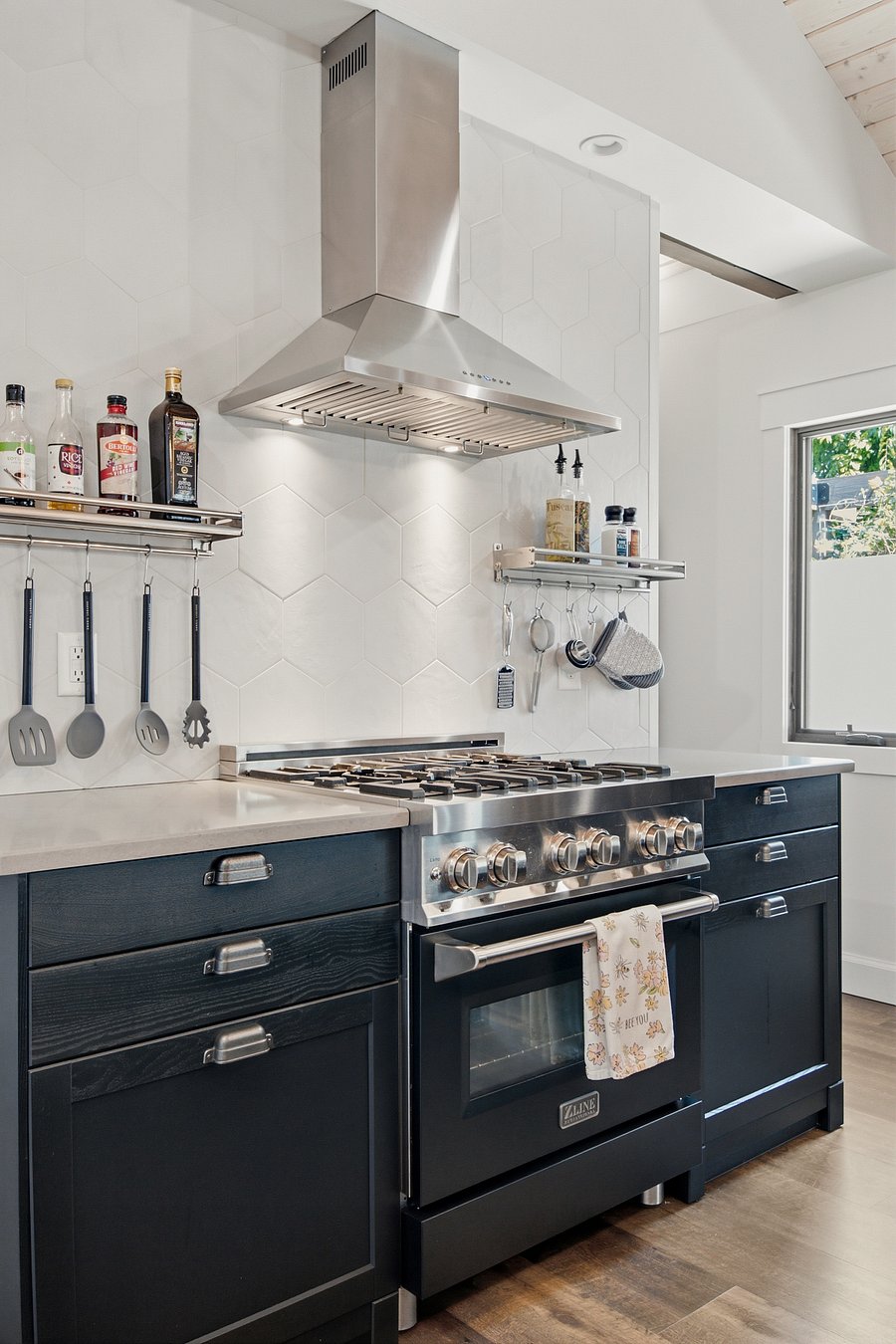 FL1: 4-burner gas cooktop, electric oven, quartz counters