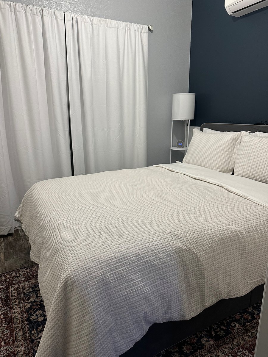 Queen sized bed and sliding glass door, second mini spit airconditioner/heater