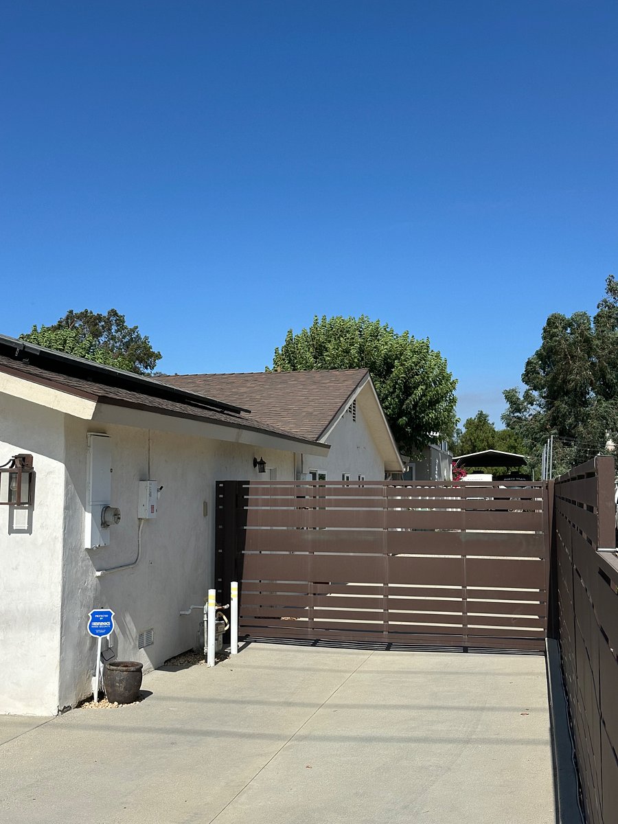 Automatic gate to access driveway