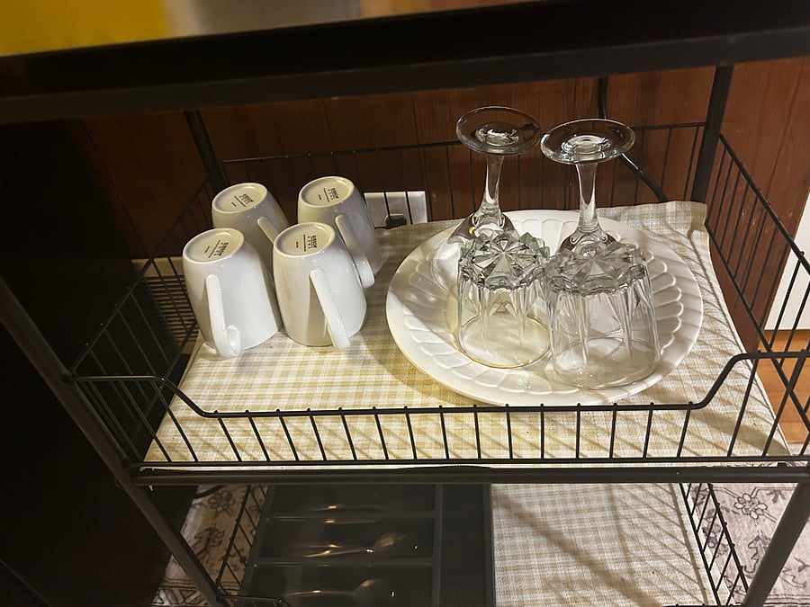 wine glasses and coffe cups