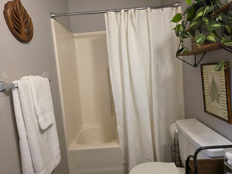 Hall bath with bathtub, NEW vanity