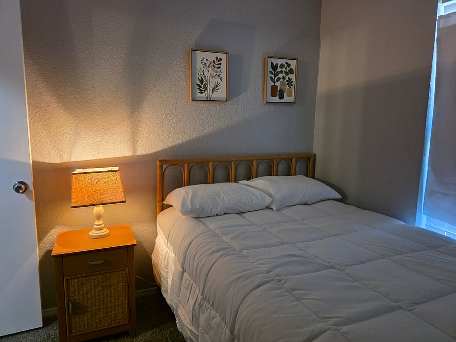 Full size bed w luxury sheets & comforter, darkening shades