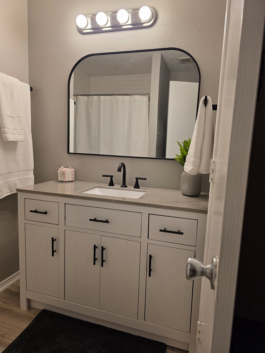 NEW Master vanity & mirror