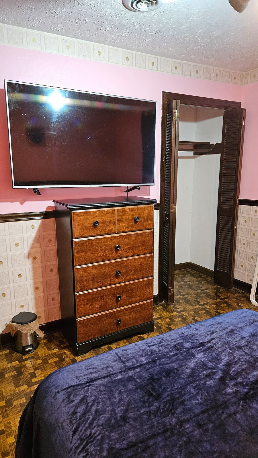 Second bedroom full bed set mounted TV, mini refrigerator. Shared bathroom. Wifi, Roku with live stream.