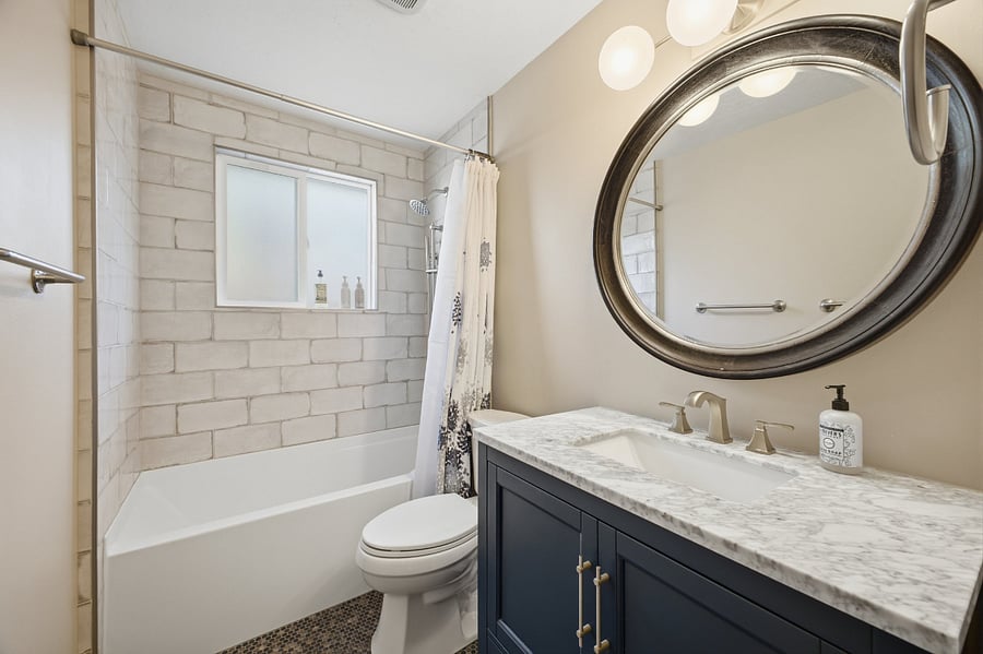 Great main bathroom in hallway,  oversized and deep tub, penny tile floor. 