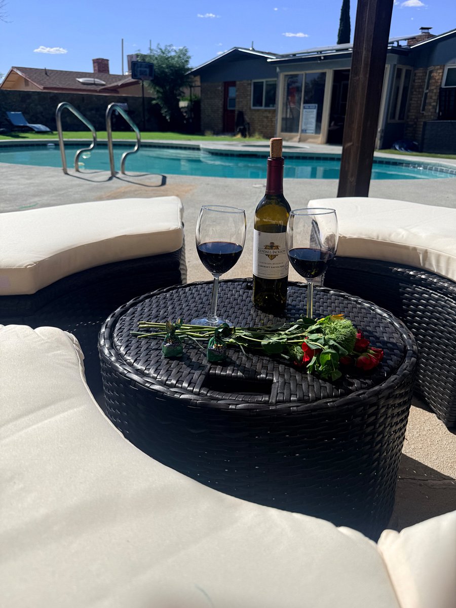Relax and lay out on the daybed or gather around the center table with your loved ones! 