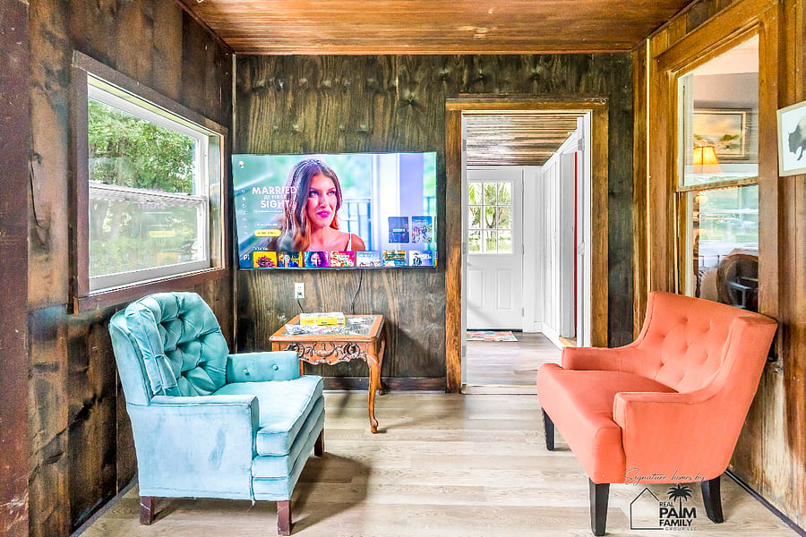 Every great day deserves a relaxing ending. Enjoy your favorite movies and streaming entertainment on the 65-inch Smart TV, creating the perfect setting to unwind and recharge at The Prospect Retreat.
