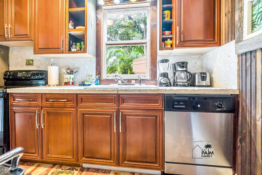 The best days often begin and end in the kitchen. Fully equipped with everything you need for everyday cooking, The Prospect Retreat invites you to enjoy the simple comfort of preparing meals just the way you like thembecause feeling at home starts here.