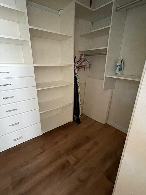 MASTER-WALKIN CLOSET