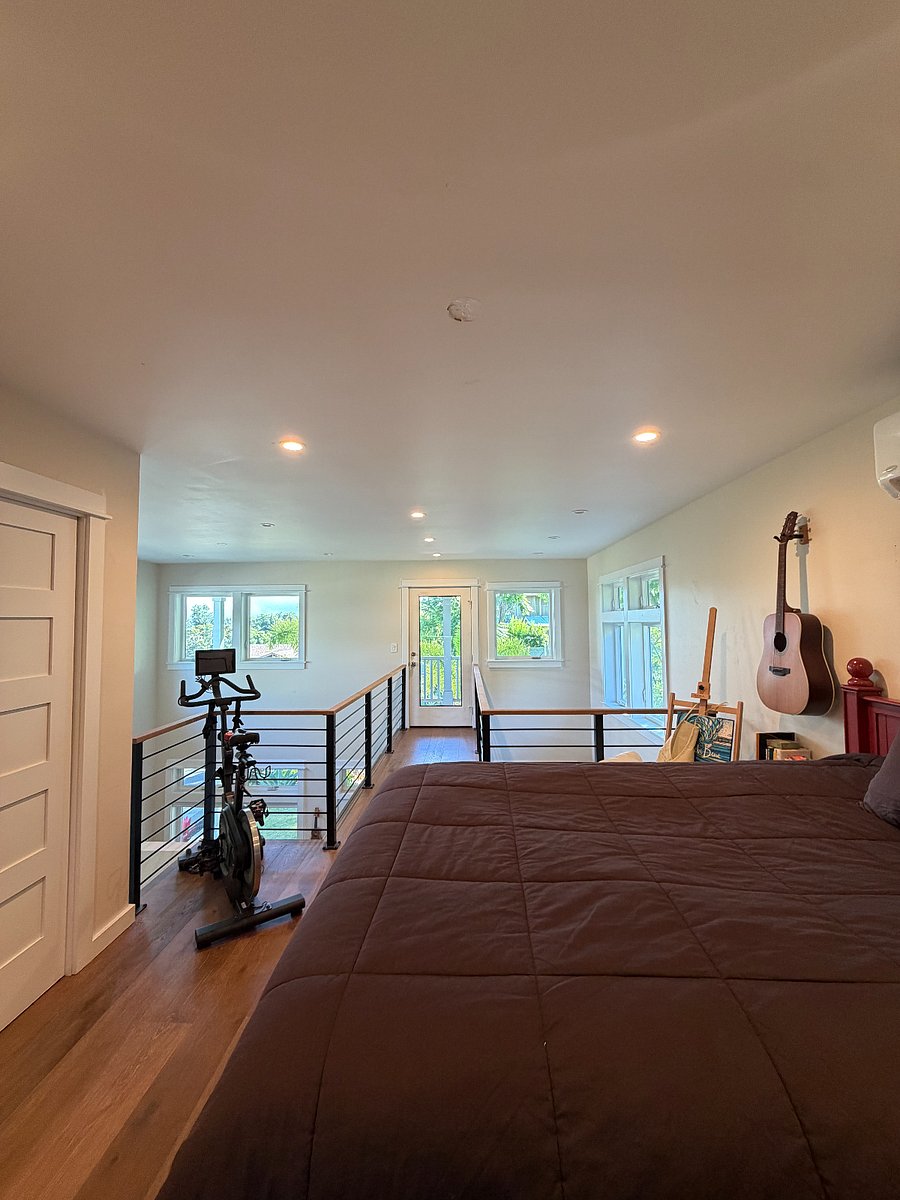 second floor loft with catwalk to upper lanai