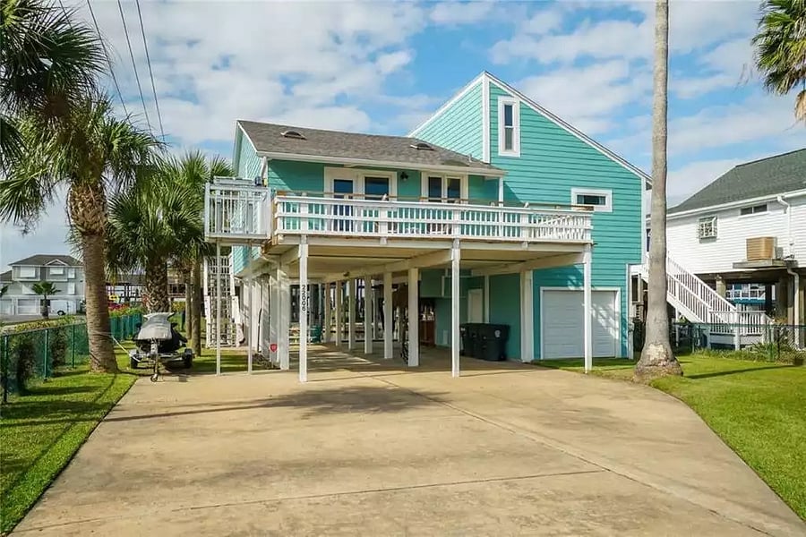 Driveway and front deck - bring your own watercraft!