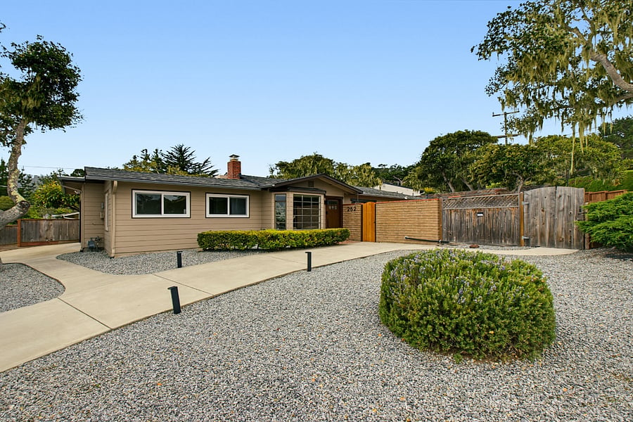 Spacious front driveway and entrance