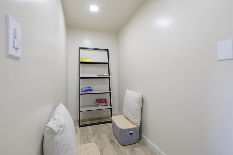 Private ocean-view office with reading nook (Pic 4)