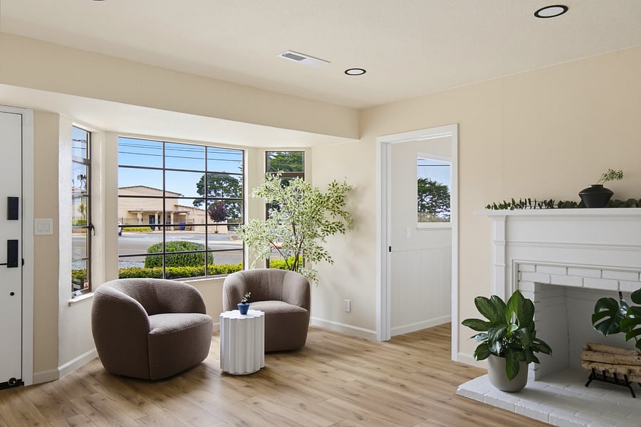 Living room with front lounge area (Pic 1)
