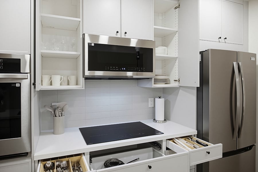Brand-new modern kitchen with electric cooktop (Pic 5)