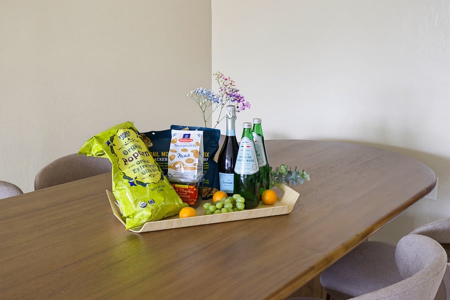 Living room with welcome gift (Pic 5)