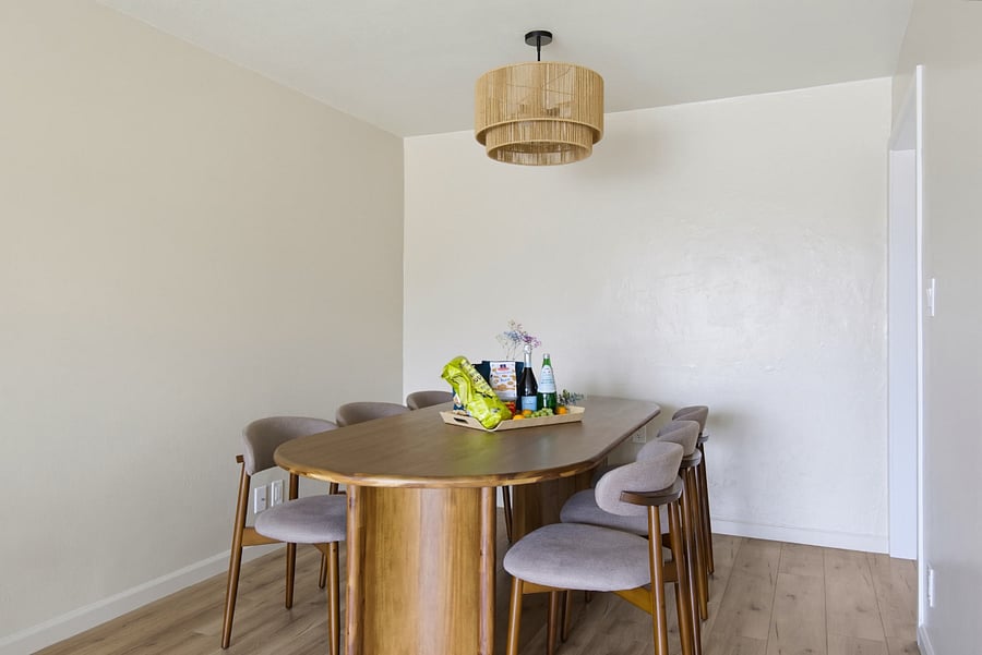Living room with dining area (Pic 4)