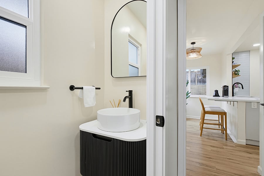Fully remodeled half bathroom (Pic 1)