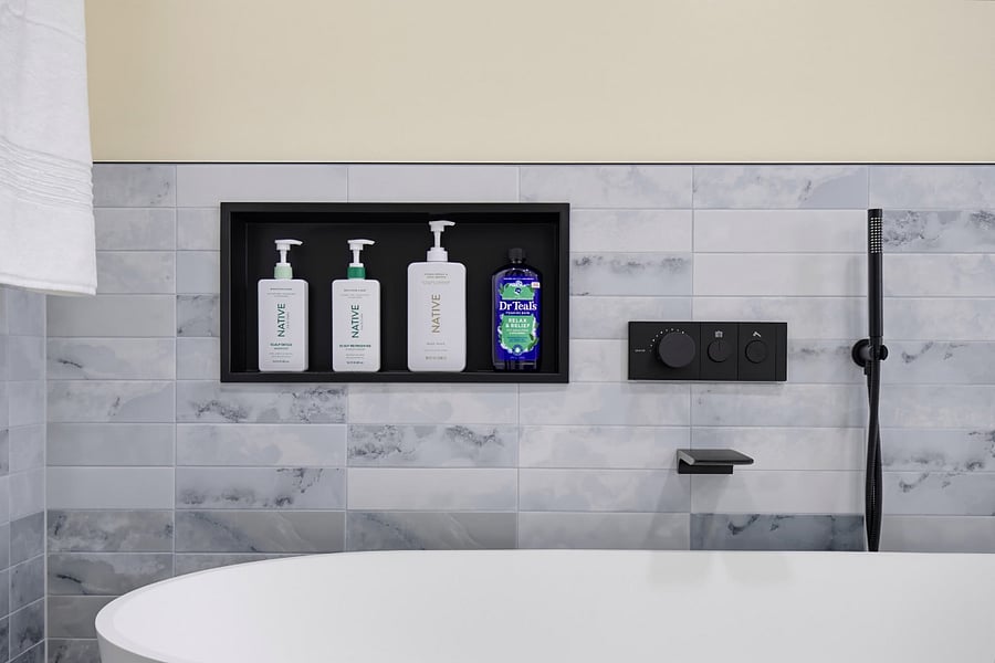Brand-new primary bathroom with spacious bathtub (Pic 5)