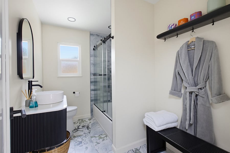 Fully remodeled with a new toilet and bidet (Pic 1)