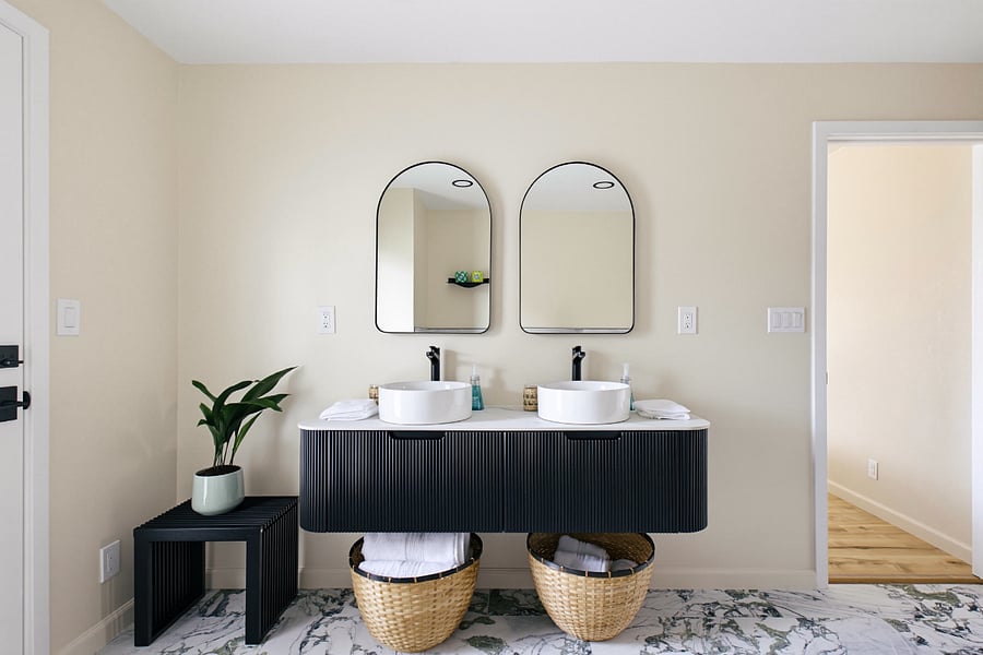Brand-new primary bathroom, fully stocked with towels (Pic 3)