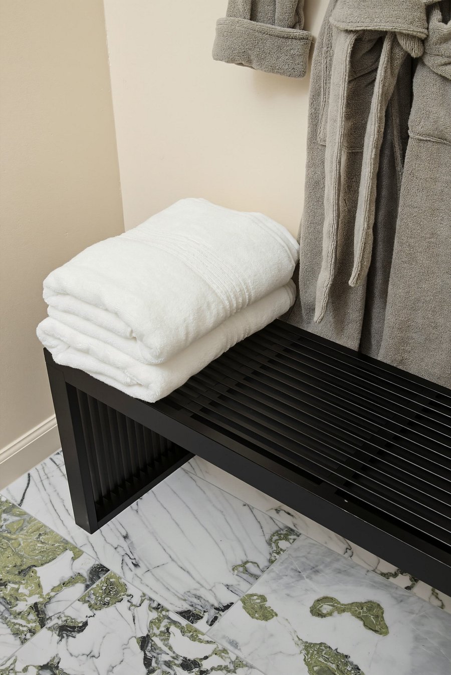 Fully remodeled guest bathroom with premium towels (Pic 6)