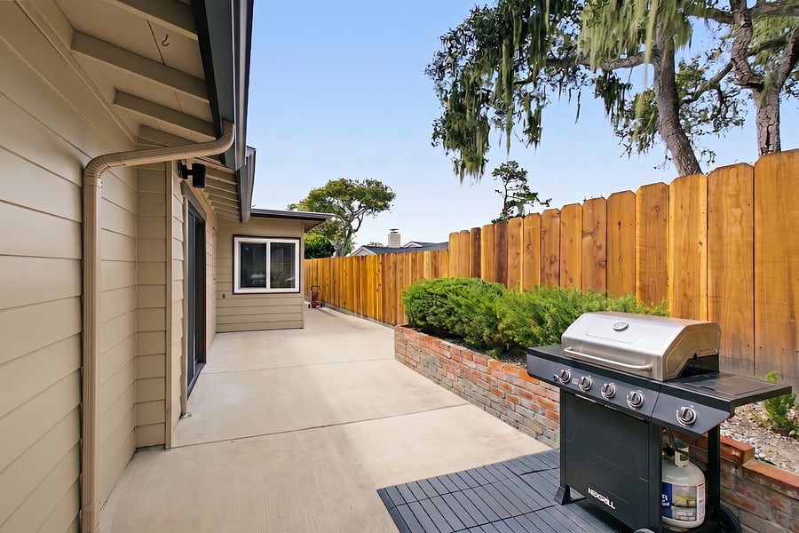 Outdoor terrace with BBQ grill (Pic 1)