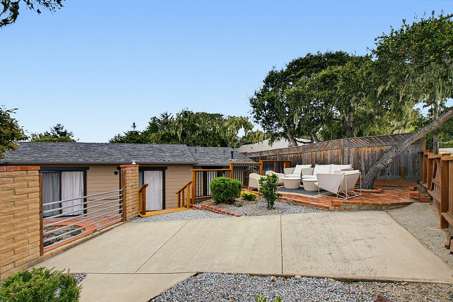 Outdoor terrace with spacious play area (Pic 7)