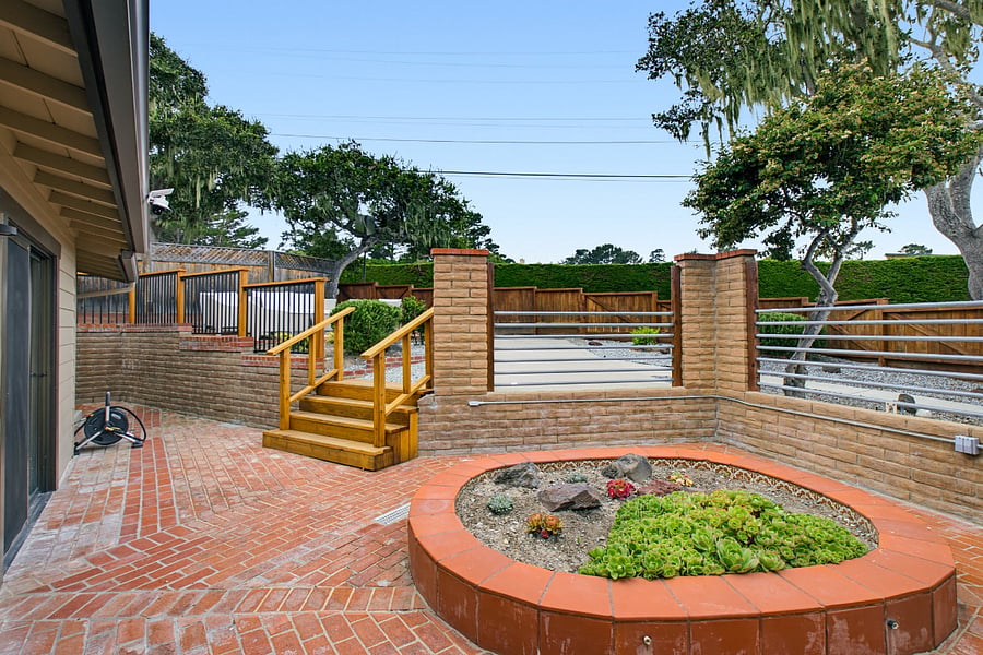 Outdoor terrace with succulent garden (Pic 3)
