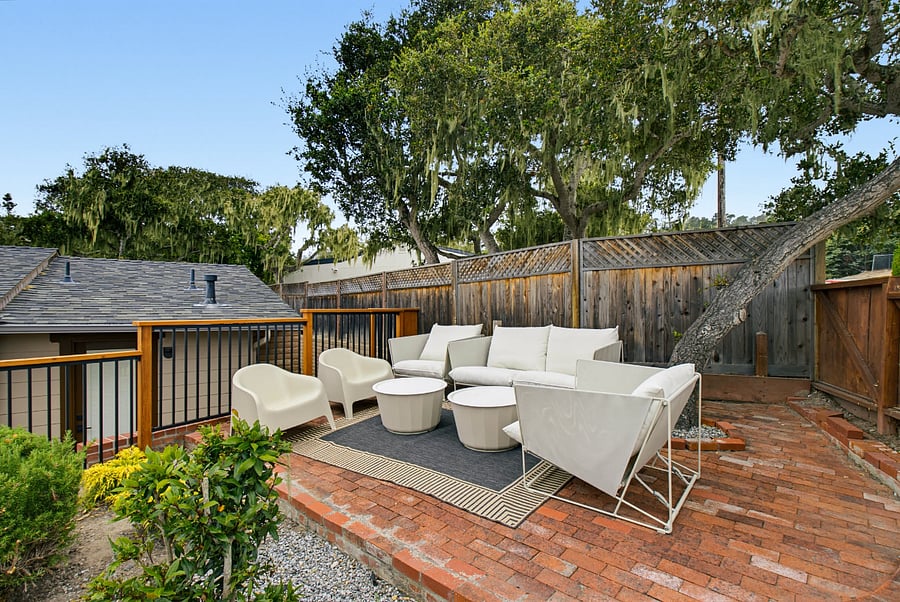 Outdoor terrace with privacy fencing (Pic 8)