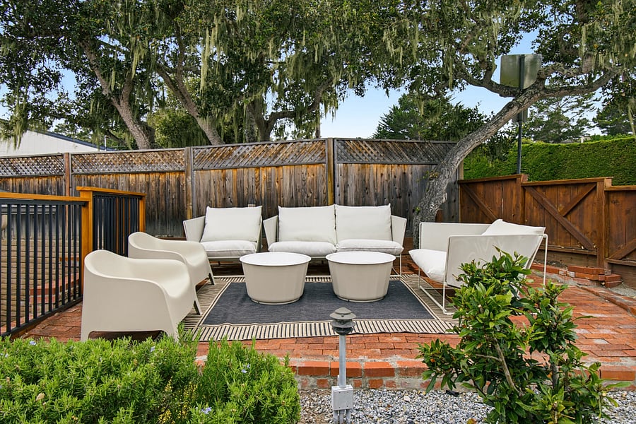 Outdoor terrace shaded by beautiful oak trees (Pic 9)
